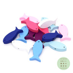 スイミーみたいな魚（フィッシュ）の木製ウッドビーズ☆キッズアクセサリーにも！（チャーム／ミックスカラー）14個セット BW-0004