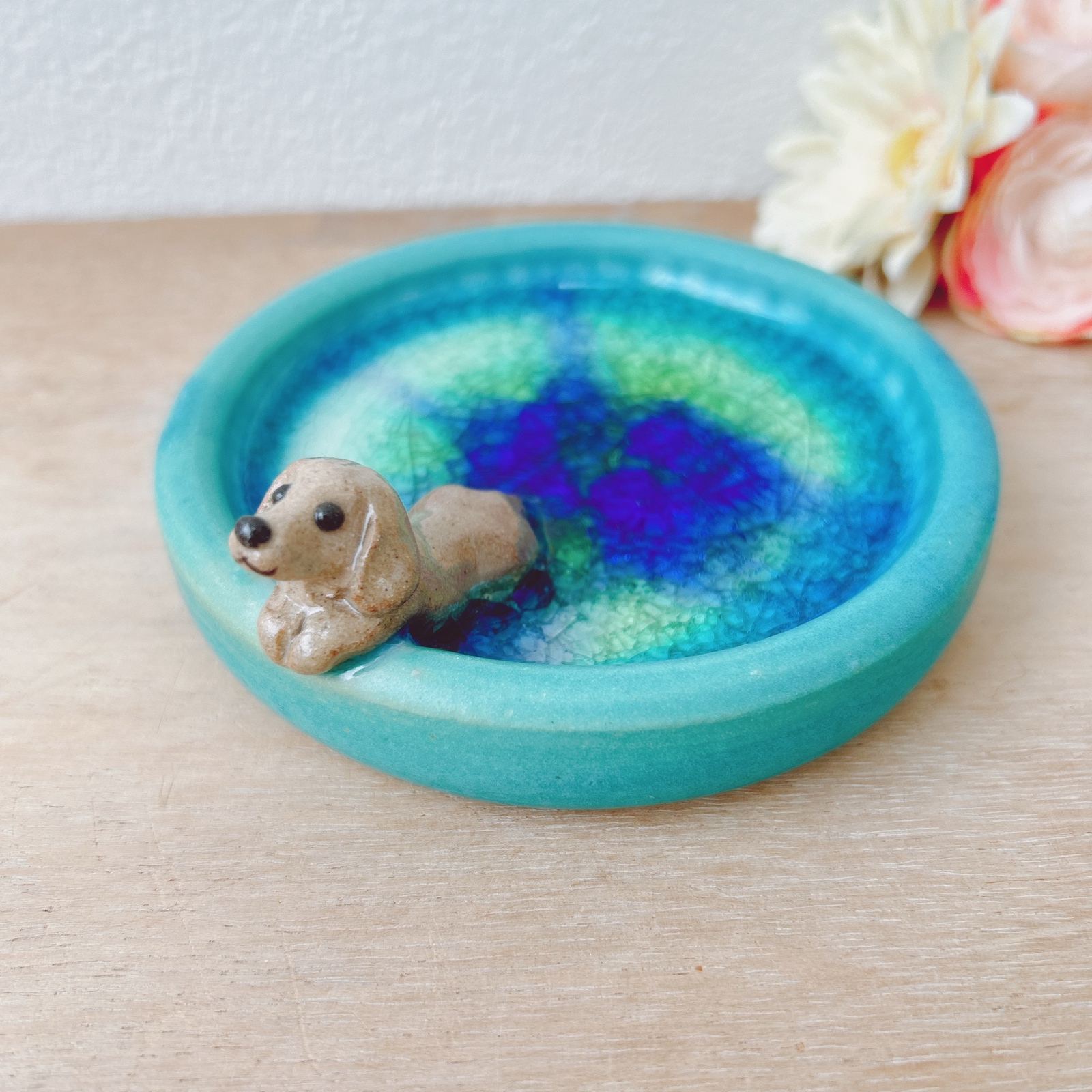 作家作品クリームダックスフンド飾り小皿＊箸置2個＊3点セット陶器 ダックス犬の箸置き（クリーム色）伏せ | 陶器のことり
