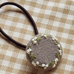 かすみ草の刺繍が可愛いヘアゴム