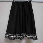 ネコ×黒生地のフリルギャザースカート