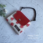 詰め替えやすさ 取り出しやすさ にこだわったミニバッグ風 携帯ボックスティッシュカバー ペーパータオル詰め替え いちご柄 赤 ドット