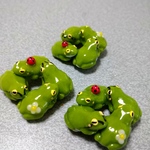 互いのお尻を枕にして寝るカエルたちマグネット