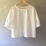 タックのブラウス 刺繍 星