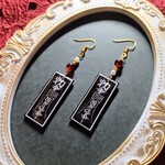 キョンシーの御札モチーフ＆タッセルピアス(イヤリング)（赤黒）【チャイナ】【中華風】【妖怪】【サブカル】【中華】【金属アレルギー対応】【チャイナアクセサリー】【チャイナピアス】【中華風ピアス】