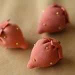 革いちごのチャーム　＊トロピカルピンク＊