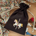 メリーゴーランド木馬と小花柄の手刺繍巾着【ショコラ】