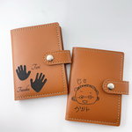 送料無料⭐︎子どもの似顔絵👦🏻 手形・足形👣レザー風ボタン付きカードホルダー(敬老の日/敬老の日プレゼント/似顔絵/手形・足形/出生記念/レザー/カードホルダー/ばぁば/じぃじ)