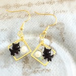 黒猫とパールのスクエアピアス