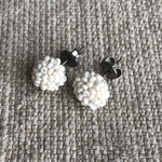 少しクリームな白いヴィンテージビーズの粒々ピアス