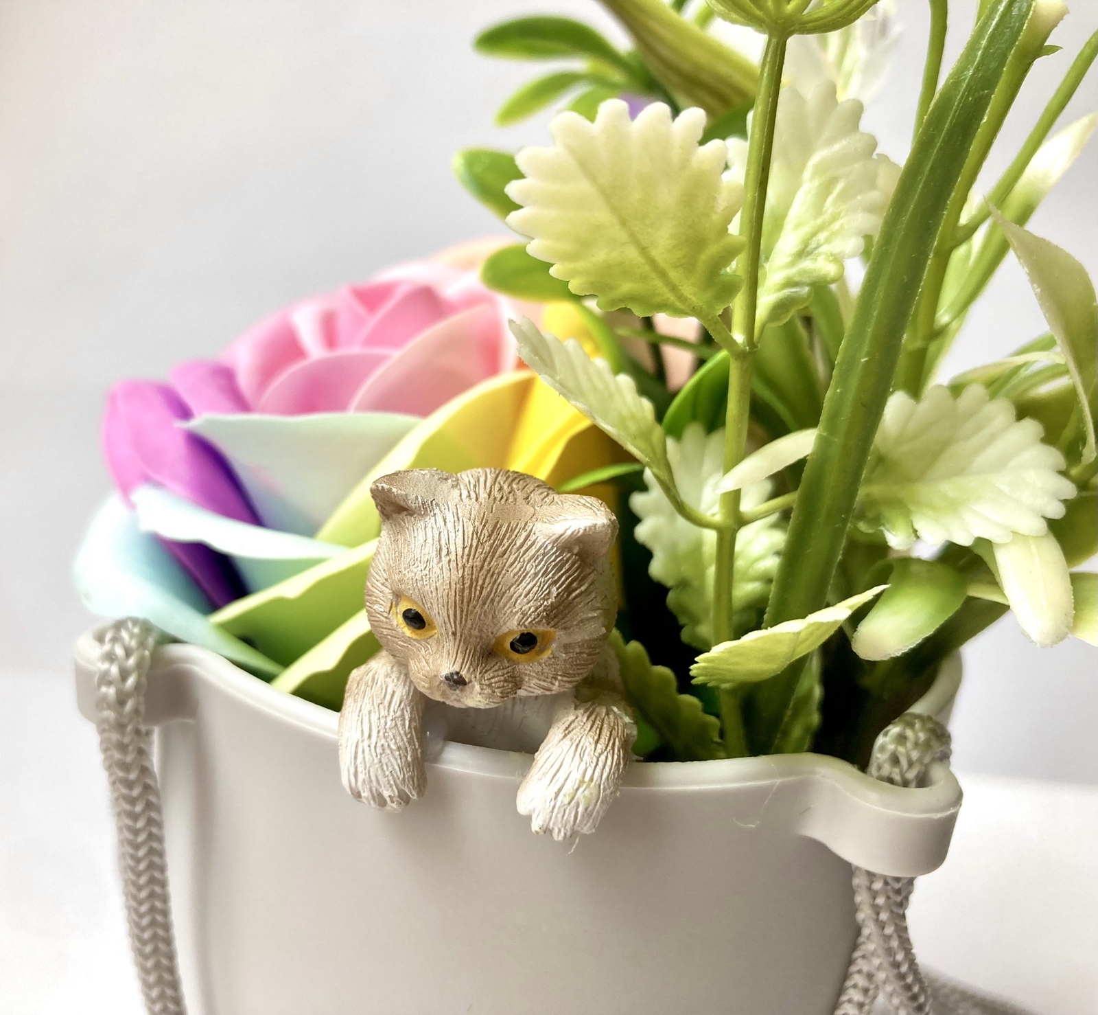 グレー猫ちゃんとメタリックなブルー系薔薇の花畑のハートトップボールペン❤ グレー猫ちゃんとメタリックなブルー系薔薇の花畑のハートトップ