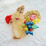 りんごかじる森のリスさん🐿オートクチュール刺繍ブローチ