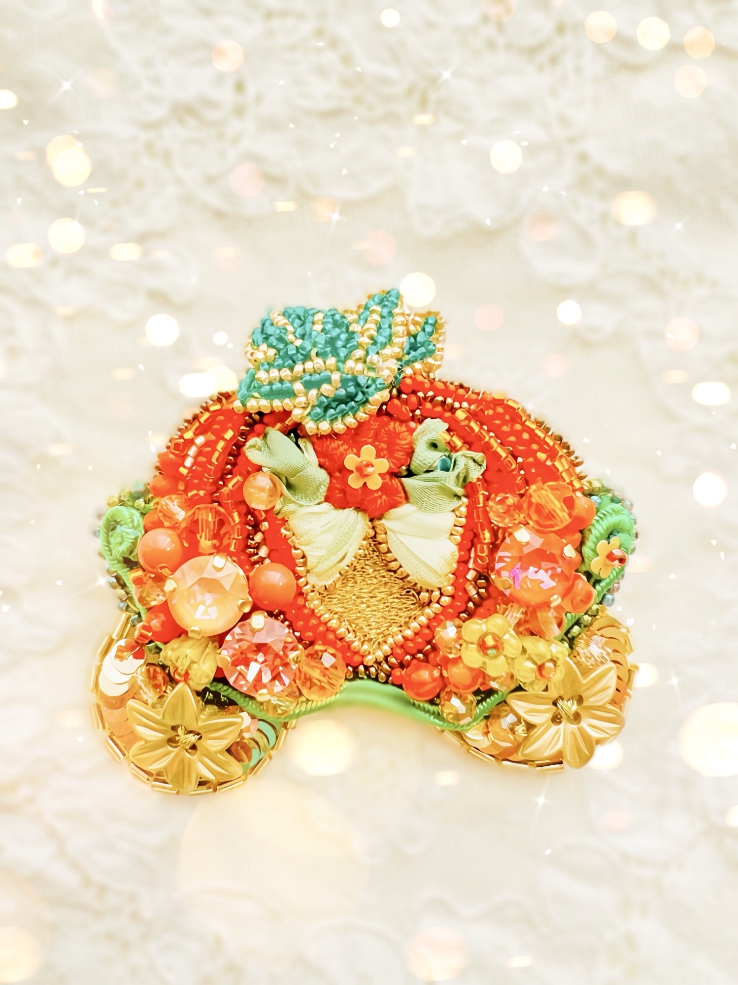 アクアブルー キラキラビーズ刺繍の🐬イルカブローチ - レビジュ