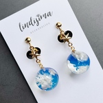 青空をひとすくい 雲レジンの球体ピアス イヤリング　蒼のグラデーション