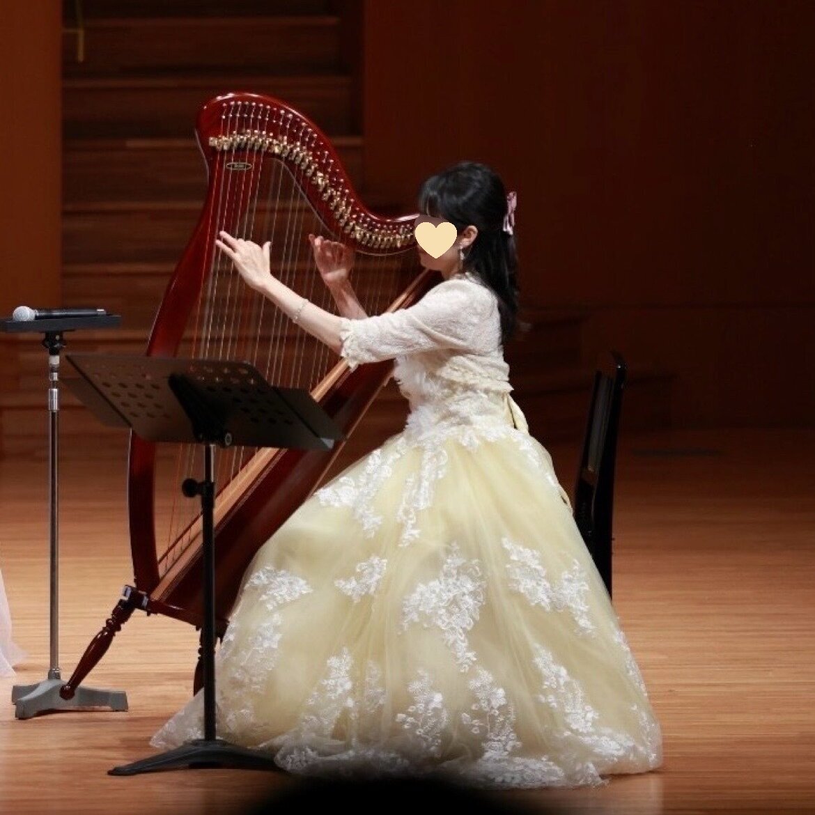 実例写真！カラードレス パステルイエロー ロング 裾に繊細レースをあしらった 可愛い 取り外しオフショルダー 演奏会