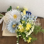 ガーベラと水色マーガレットのスワッグ（英字新聞を添えて）