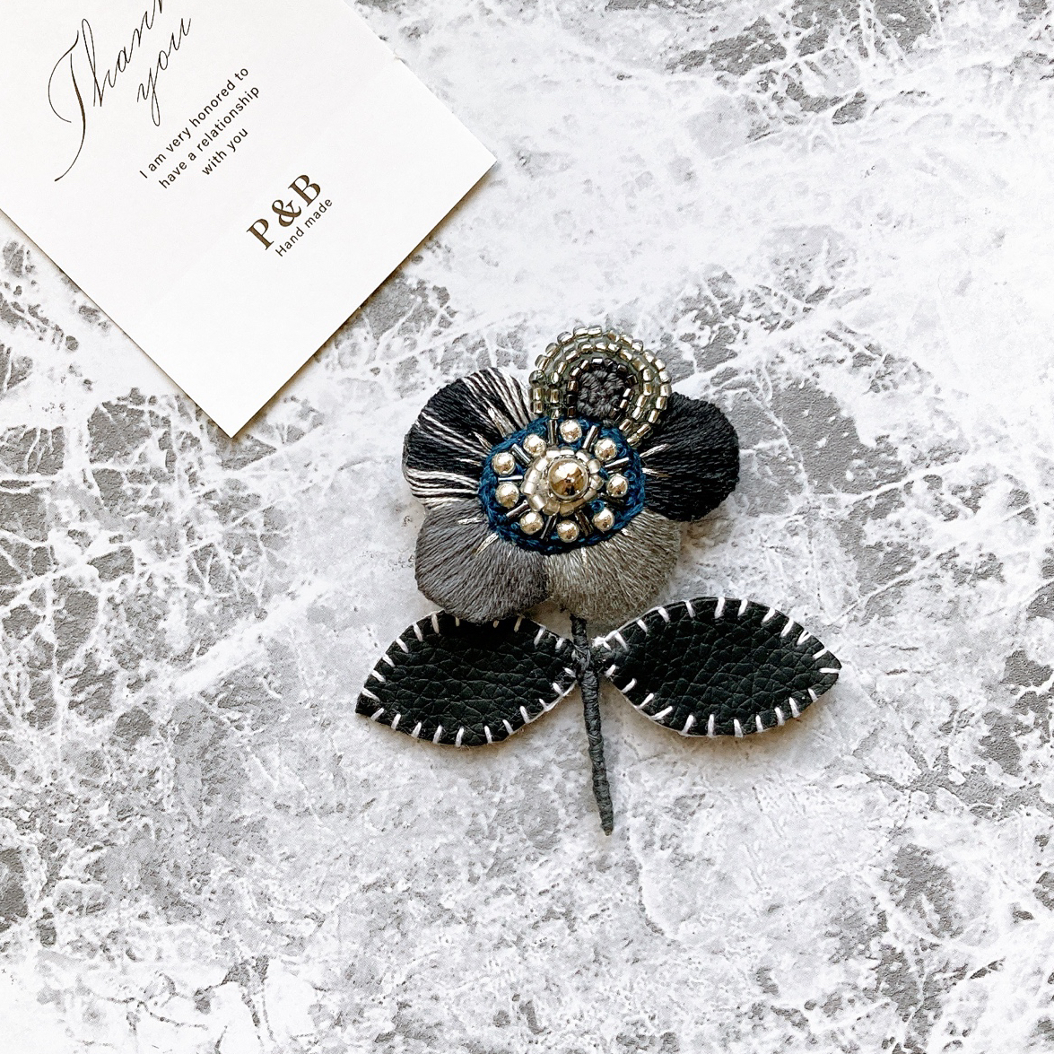○黒花と葉っぱ ビーズ刺繍ブローチ - P＆B | minne byGMOペパボ