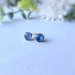 クリスタル.デニムイグナイト 6mm 貴和クリスタルの一粒ピアス アレルギー対応 サージカルステンレス