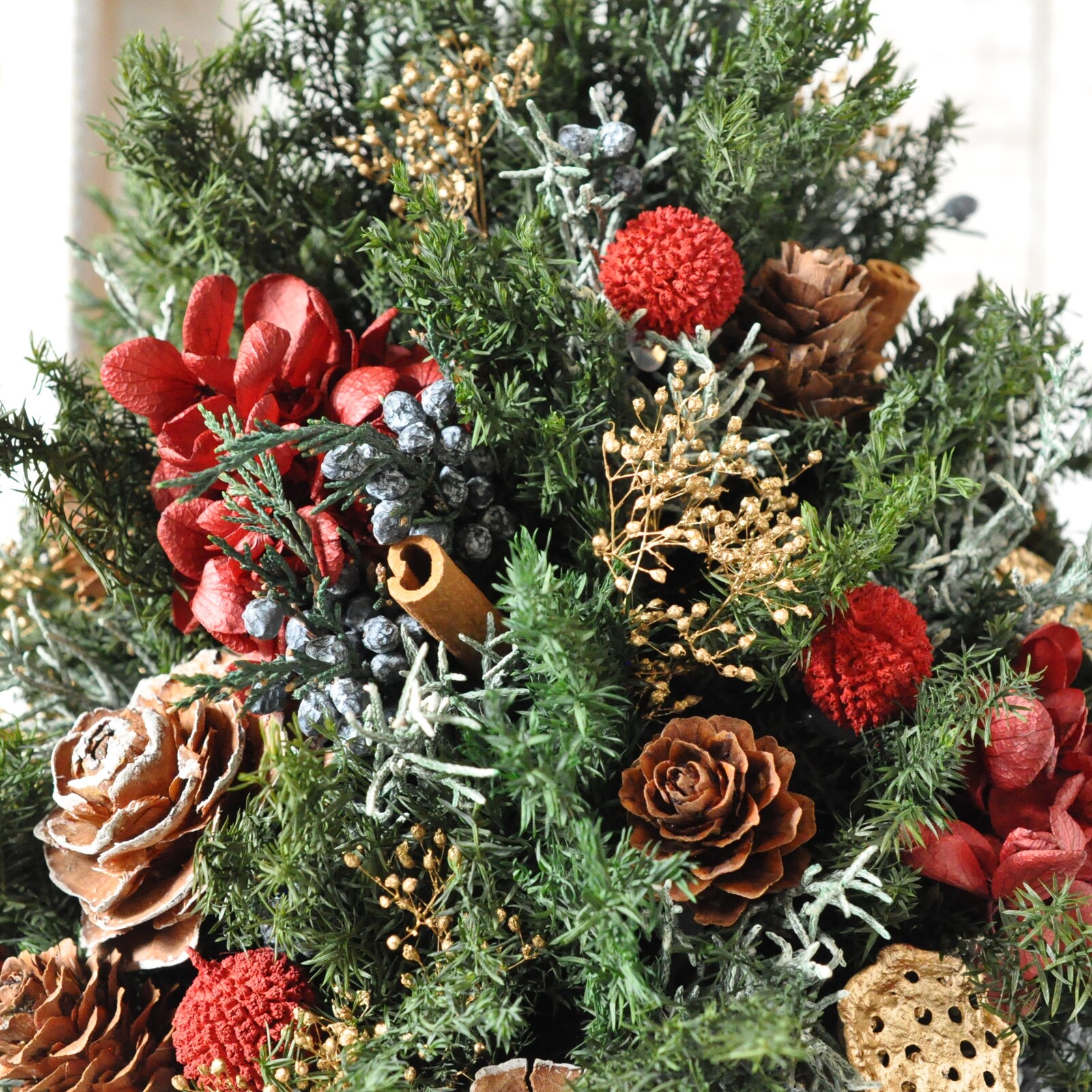 ✽木の実たっぷり✽ワインレッドでシックな雰囲気のクリスマスツリー