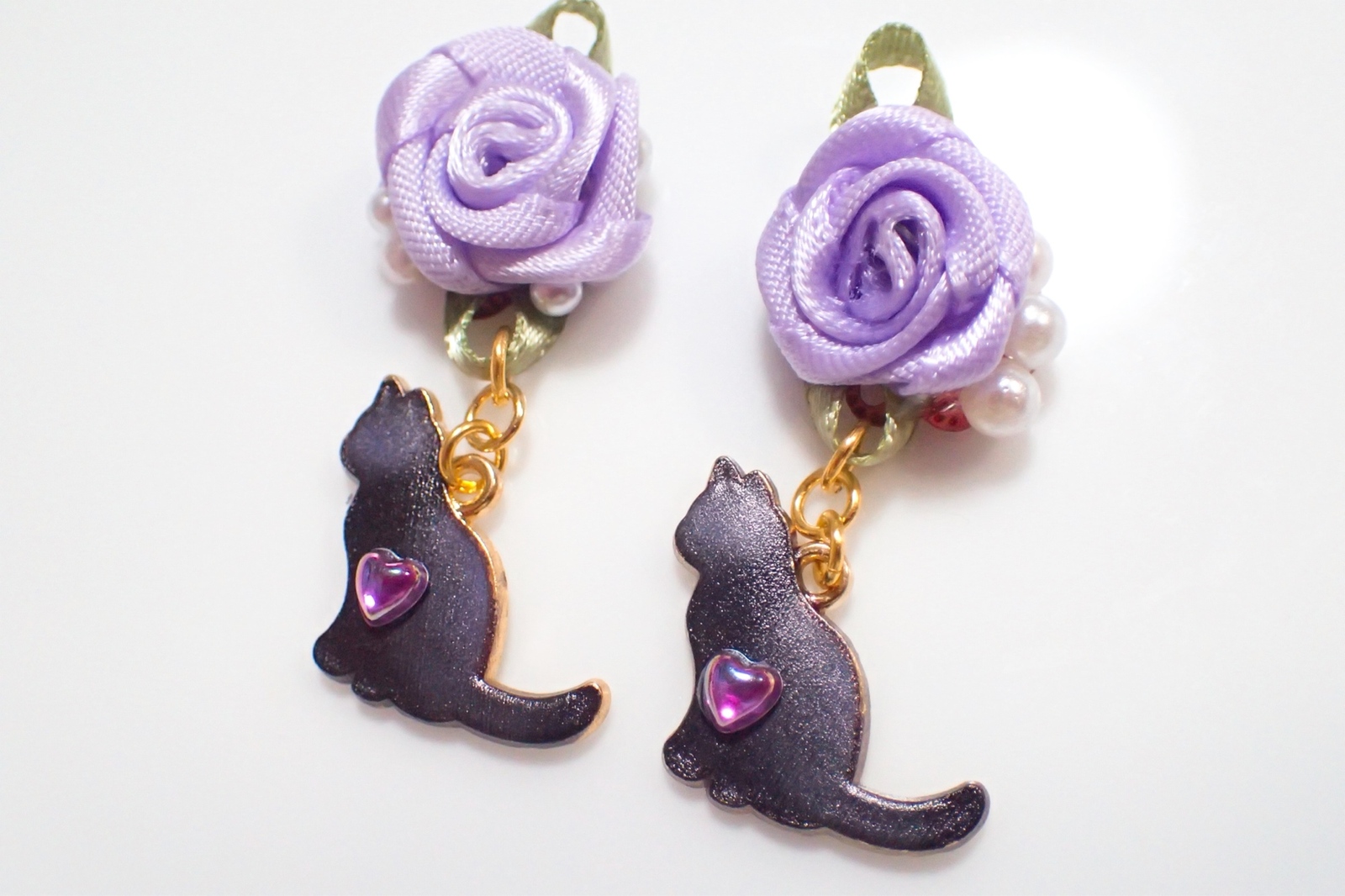 猫とリボンローズのピアス イヤリング ハート ねこ 薔薇 紫 パール 黒