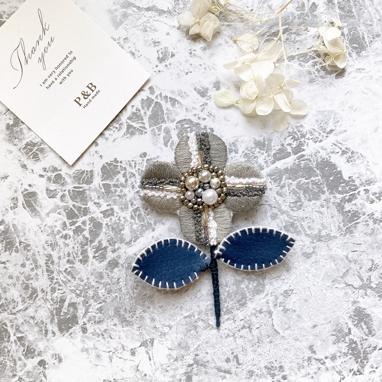○花と葉っぱ ビーズ刺繍ブローチ - P＆B | minne 国内最大級の