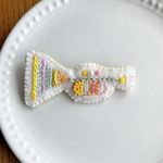ビーズ刺繍トランペットブローチ