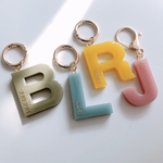 【名入れ無料】イニシャルキーホルダーアルファベットチャーム☆*。イニシャルチャーム/推し活/お祝い　