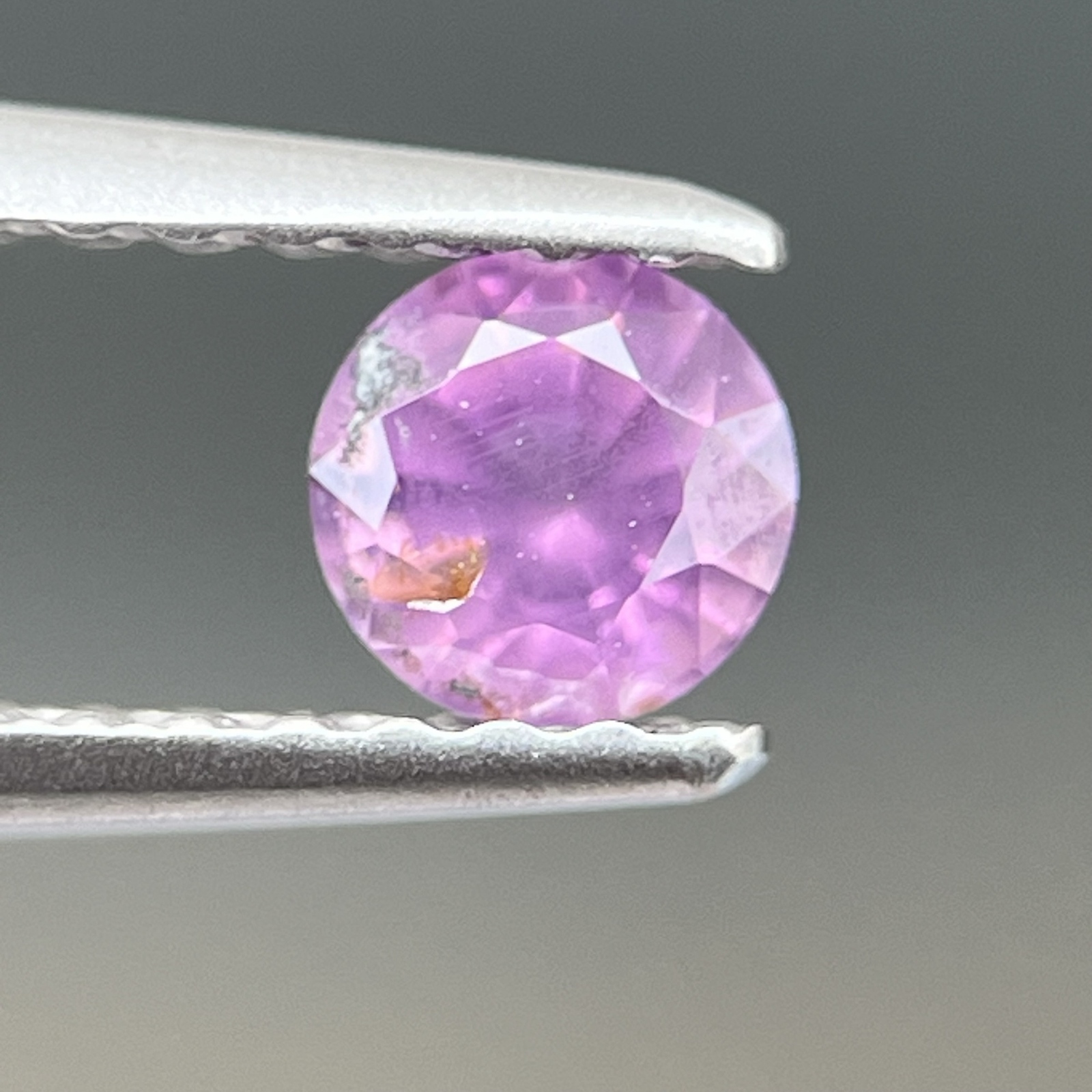 仁尾彫金『一つ星2.5mmピンクスピネル、幅7mm、プラチナ平打リング 