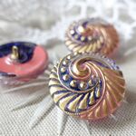 ◆チェコガラスボタン◆広がる翼・ピンクパープル::: 大2.7cm