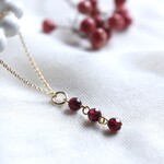 ＊1月の誕生石＊小さなガーネット3粒のネックレス＊高品質＊18kgp