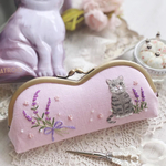 ＊ラベンダーと猫さんの手刺繍がま口メガネケース＊