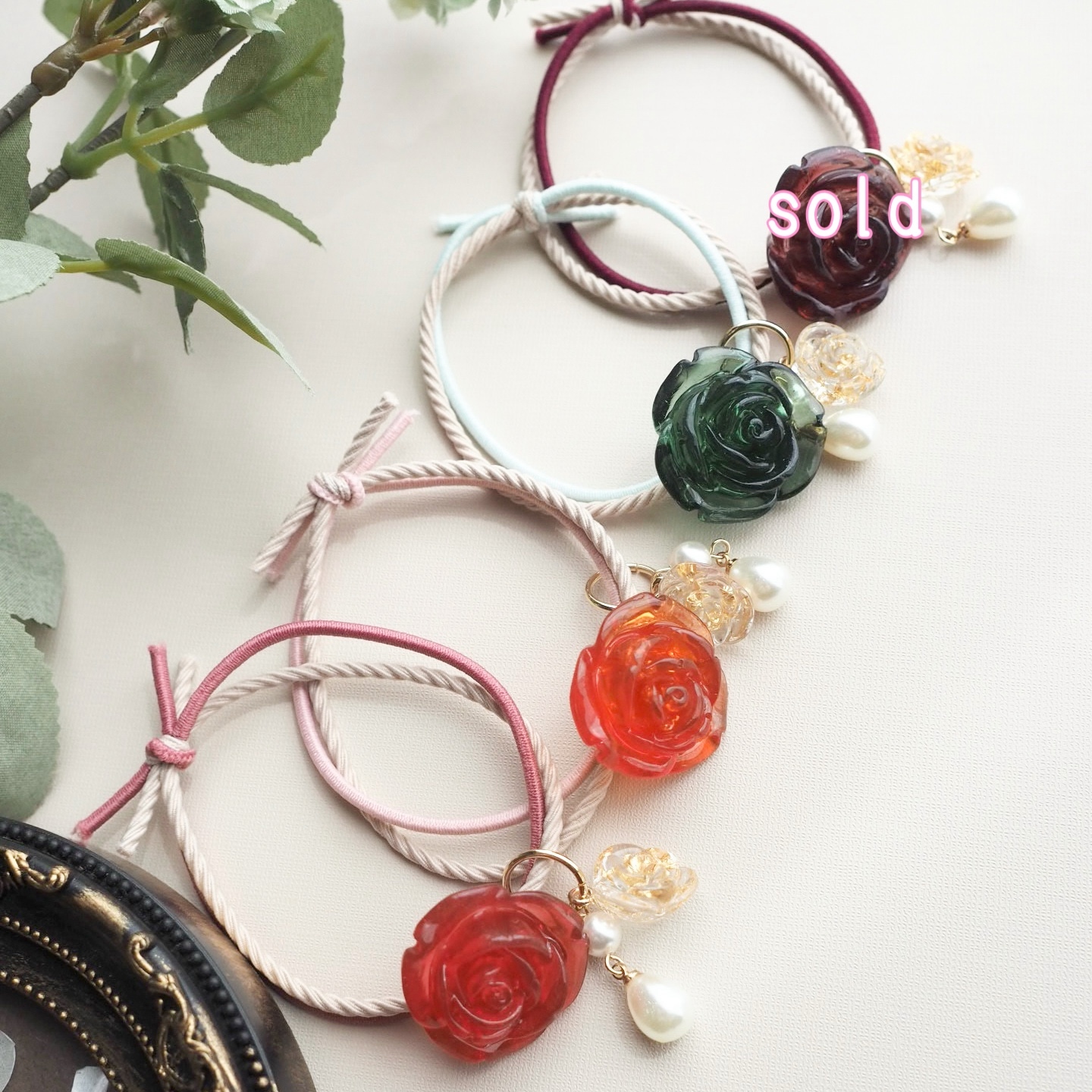 カヤ ︎⋆様お取り置き 12/9まで ウサギ レジンヘアゴム 薔薇の