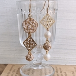 ☆再々販☆ 梅結びのアシンメトリーピアス【ベージュ】