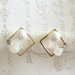 白猫とパールのスクエアピアス