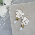 秋香る銀木犀ピアス/イヤリング　(受注生産/オーガンジー刺繍/花/フラワー/ギンモクセイ/秋/ホワイト/白/上品)