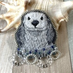 ラッコの手刺繍ブローチ【海のいきものシリーズ】