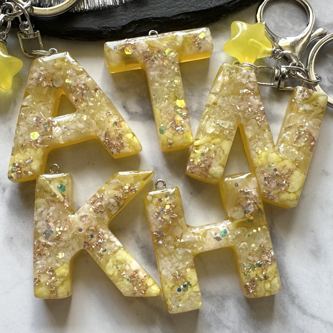 苺　キーホルダー　キーチャーム　お名前　名入り　レジン いちご♡レジンイニシャルキーホルダー キーホルダー yu- 通販