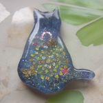 ＊1７　🎆夏空の花火・猫の蓄光ブローチ🐈（中サイズ）