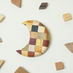 寄木の三日月ブローチ