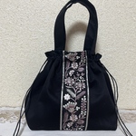 ［再販］持ち手付き巾着袋　黒地インド刺繍ブレード☆裏地、マチ付き！