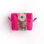コンパクトながらたっぷり収納☆華やかピンクとインド刺繍のミニミニ ポーチ
