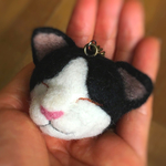 ねむねむハチワレ猫のキーホルダー(なき鈴入り)