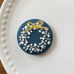 刺繍くるみボタン（ヘアゴム/ブローチ）