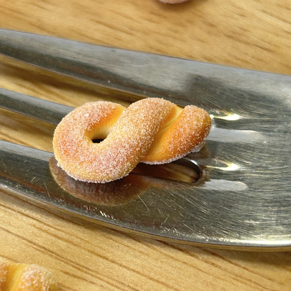 【展示用】ツイストドーナツ フェイクスイーツ ハンドメイド (※購入不可) 展示用】ツイストドーナツ フェイクスイーツ ハンドメイド (※購入不可