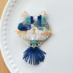 刺繍ブローチ（ハチワレネコ）