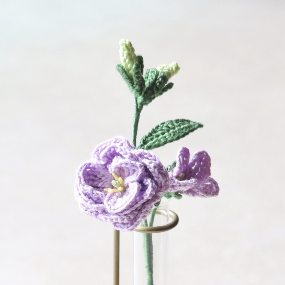 トルコキキョウのあみぐるみ 枯れないかぎ編みのお花𓂃milk bottle