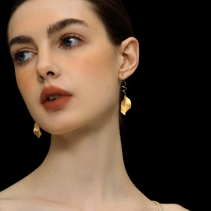 3D antique leaf spiral pierce