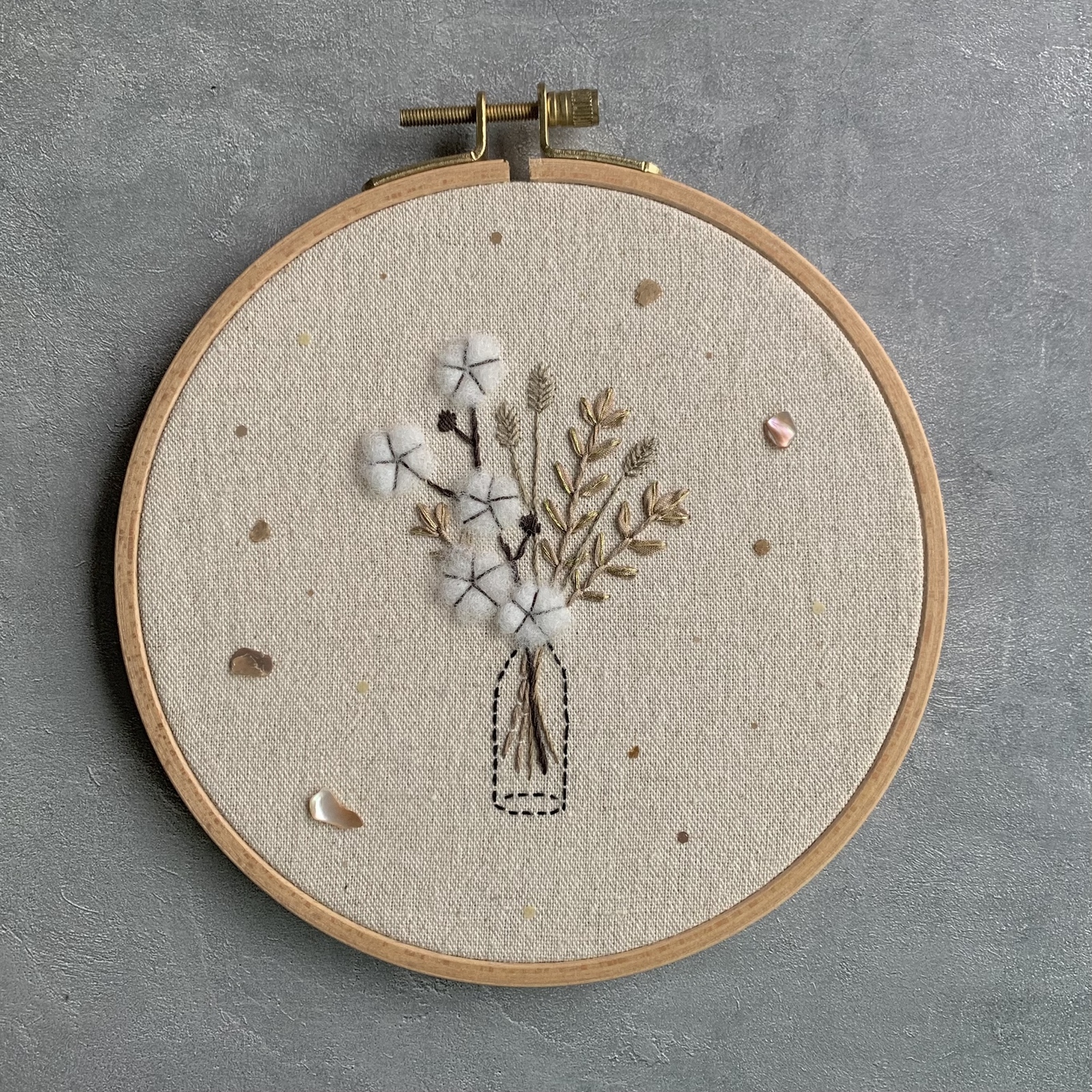 「花瓶とコットンと」手刺繍ファブリックパネル タペストリー 直径16cm インテリア アートパネル 刺繍フレーム 壁飾り  ギフトラッピング対応