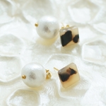 べっ甲のような茶系パーツに揺れるコットンパール レトロなピアス＆イヤリング [046]