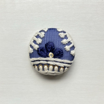 インド刺繍リボン　くるみボタン　ブローチ　ヘアゴム　ネイビー　ホワイト　No.527
