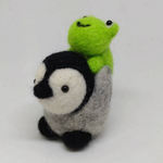おんぶで仲良し！カエル君とペンギン君